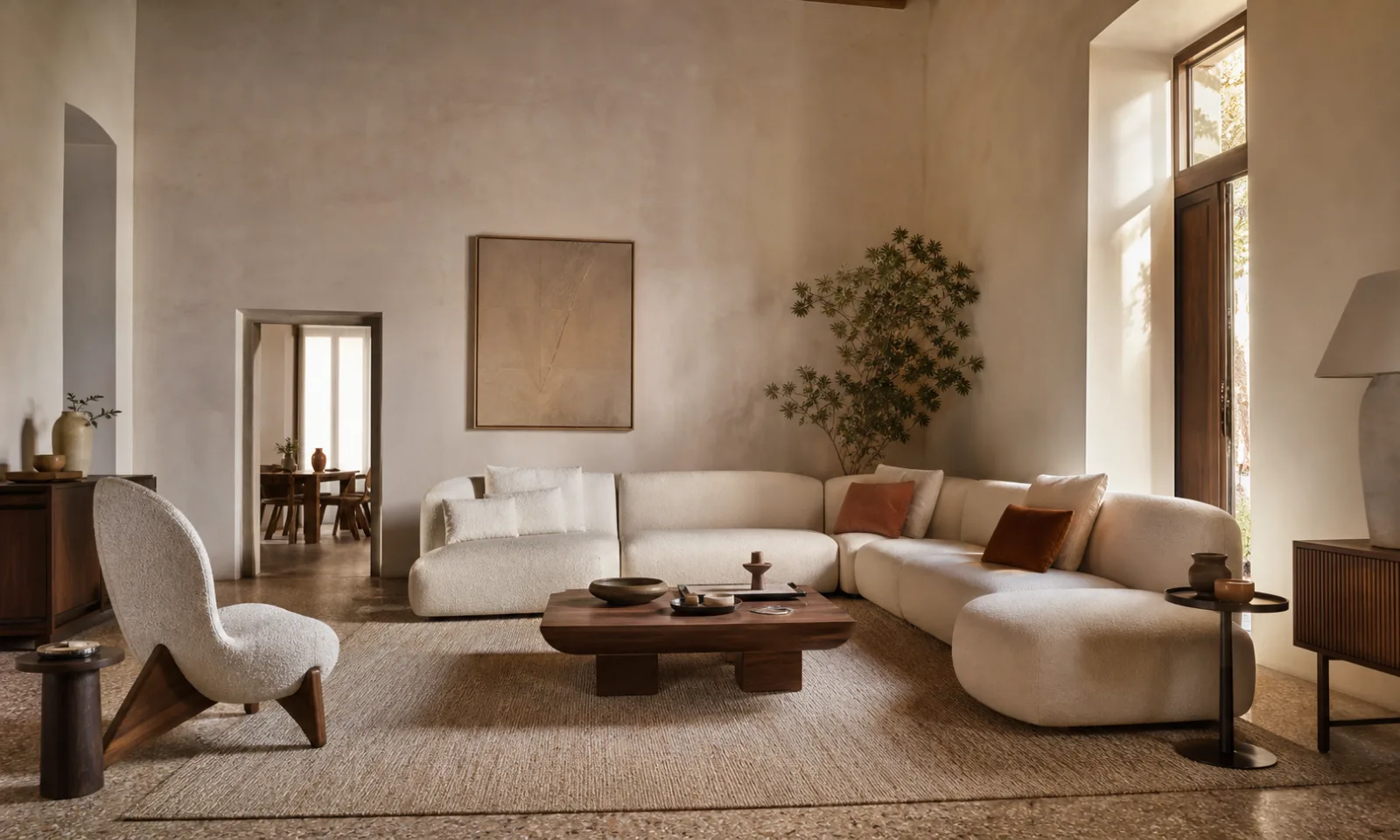 Living contemporaneo con divano modulare, noce e tessuti naturali